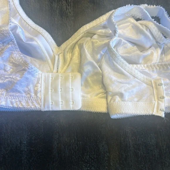 NWT Bali Classic support cool comfort fabric white bra 42B w flower designs - Picture 3 of 9